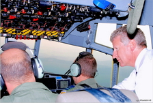le MoD De Crem dans le cockpit du CH-13