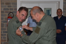 Remise du badge 4000hrs par le général aviateur Claude Van de Voorde
