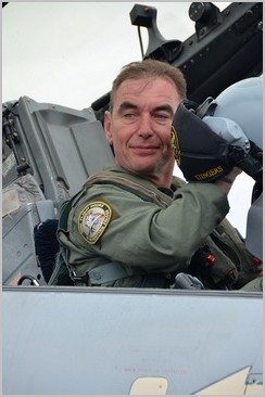 Charlz dans le cockpit d'un F-16