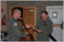 Remise de la plaque commémorative par le colonel aviateur Thierry Dupont, chef de corps du 2e Wing tactique