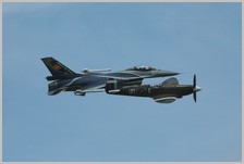 Le F-16 SD en formation avec un Spitfire Mk19
