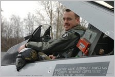 Michaël Mickey Artiges dans son F-16