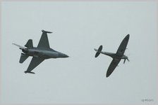 F-16 Solo Display - Formation avec un Spitfire