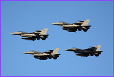 Passage en formation des 4 F-16