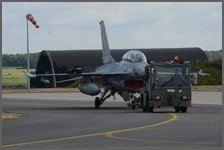 F-16 tracté sur la ligne