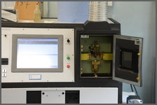 spectromètre avec, à droite, la chambre destinée à recevoir l'échantillon