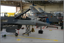 F-16 en phase de maintenance