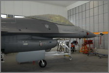 F-16 en salle de peinture