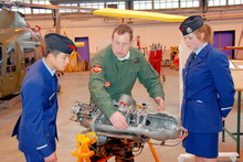 Un instructeur montre le détail d'un Turbomoteur A109 BA