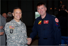 le colonel Sergio Dickerson, commandant de l'US Army Garrison Benelux et le commandant Collard