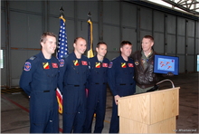 le lieutenant-colonel Tracy Patterson, commandant du 424th Air Base Squadron en compagnie des Red Devils 2012