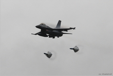 Largage de bombes freinées par parachute
