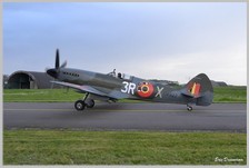 Le Spitfire Mk XIVe aux couleurs de la 1ère escadrille