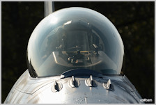 Antennes devant le cockpit