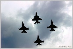 Survol de 4 F-16 pour clôturer la cérémonie