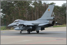Départ en mission d'entraînement d'un F-16 armé de bombes d'exercice BDU-33